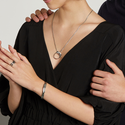 Flowa ring in brushed ruthenium plated sterling silver